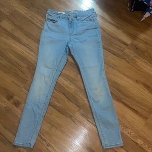 Universal Thread Women’s Light Wash Jeans